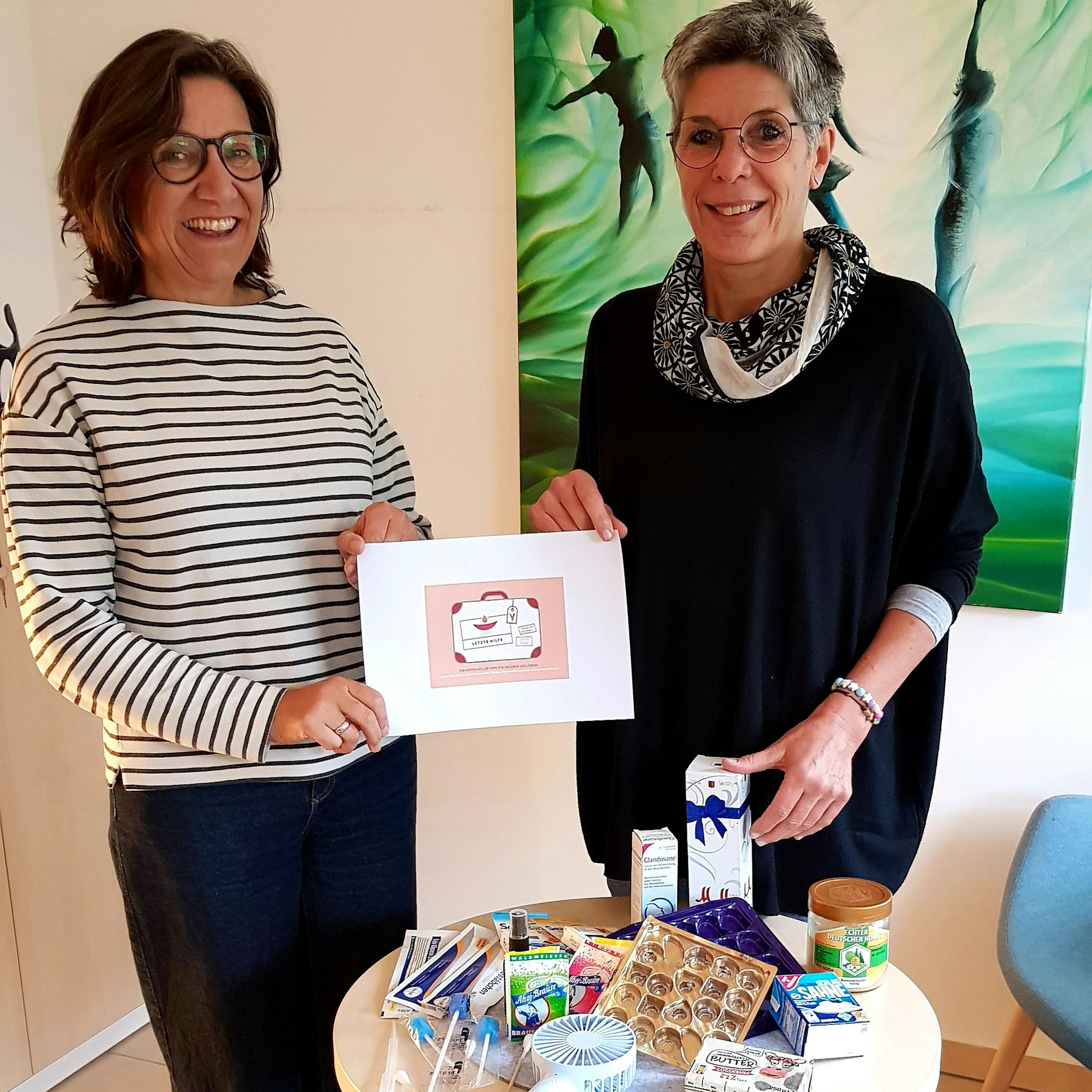 Sekt und Sahne für Todkranke: Ute Zirwes (l.) und Hella Schlimbach geben im Letzte-Hilfe-Kurs gute Tipps.