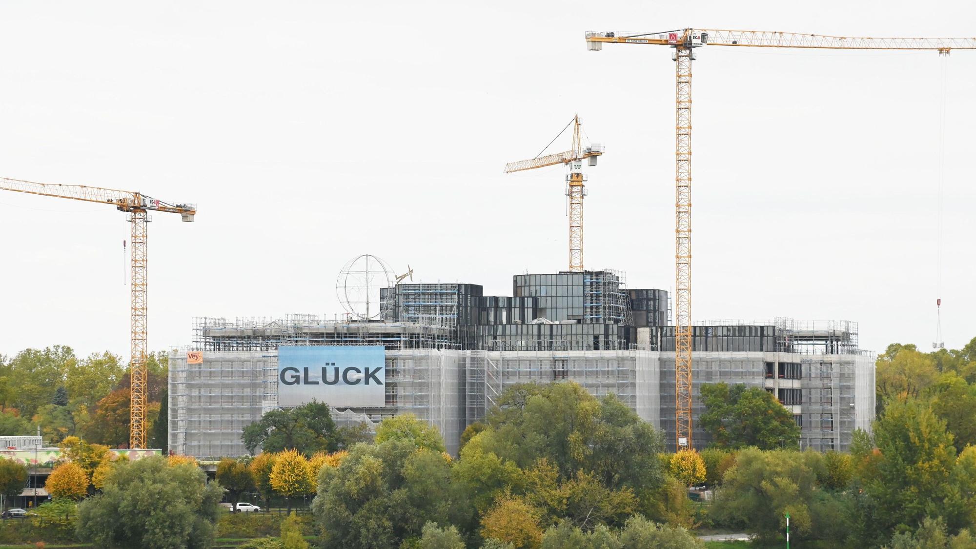 Das Gebäude der DEVK Versicherung in Köln ist teilweise eingerüstet. Daneben stehen Baukräne.
