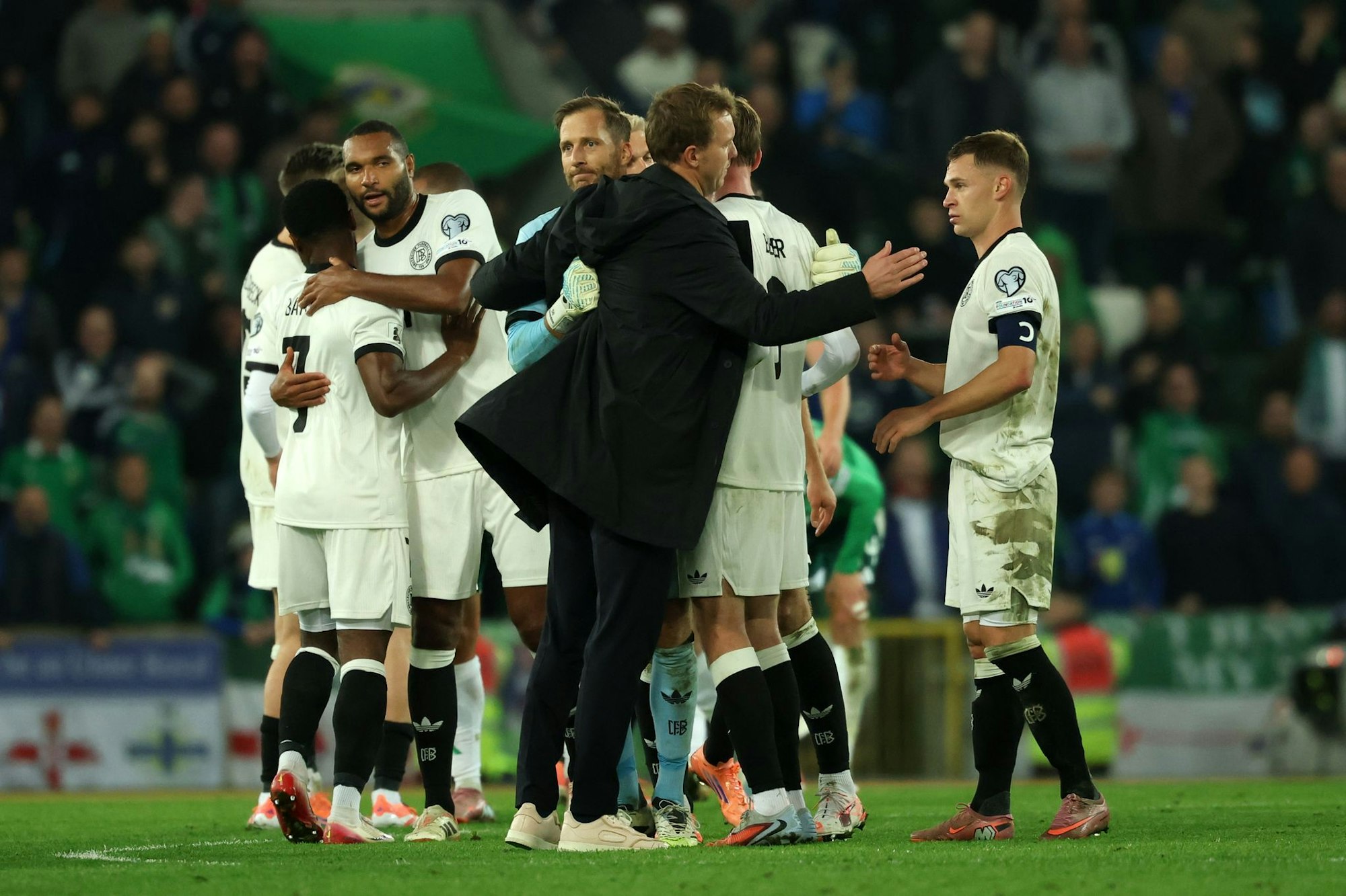 Bundestrainer Julian Nagelsmann gratuliert seinen Spielern nach dem Schlusspfiff auf dem Platz.