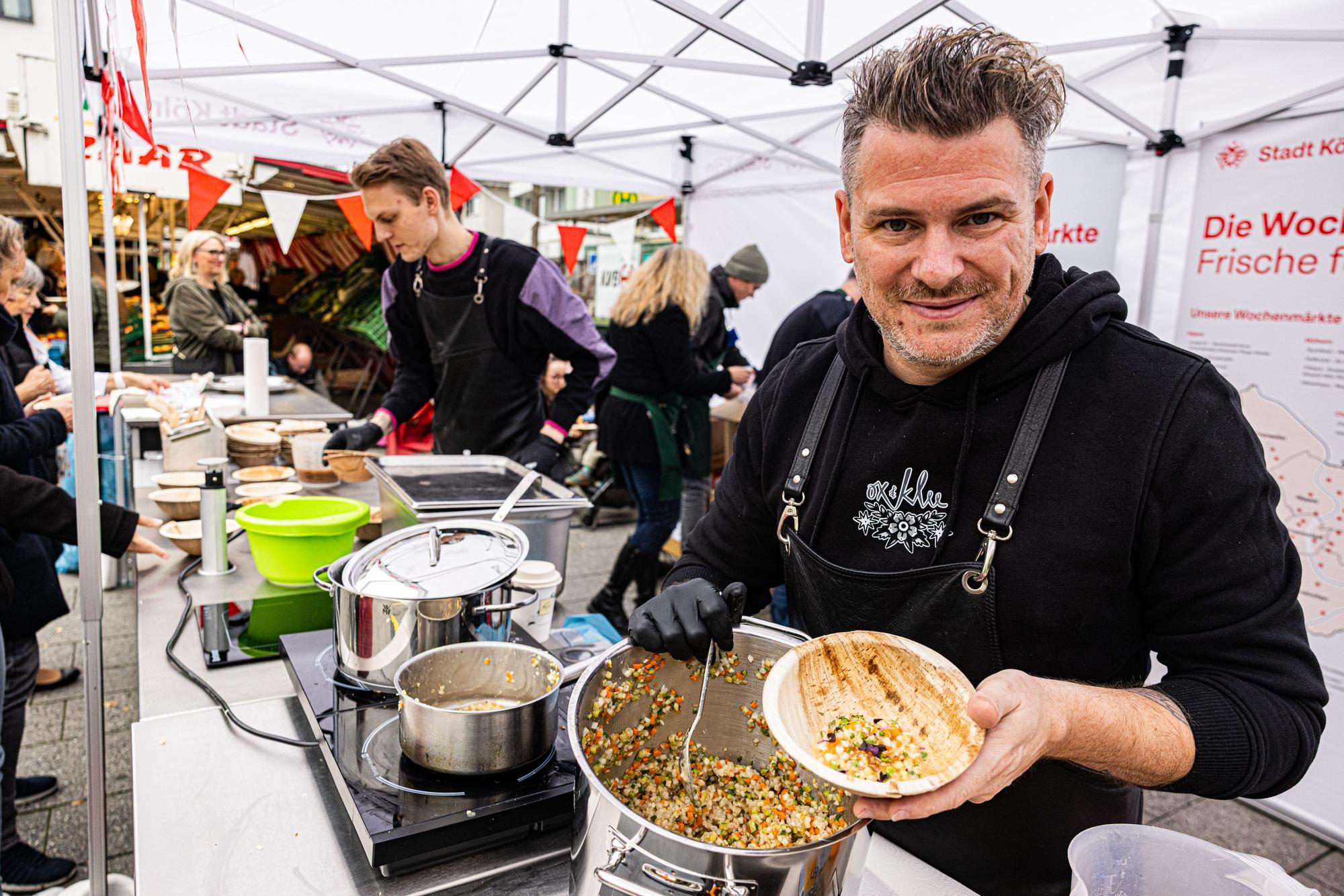 Sternekoch Daniel Gottschlich live auf dem Wochenmarkt