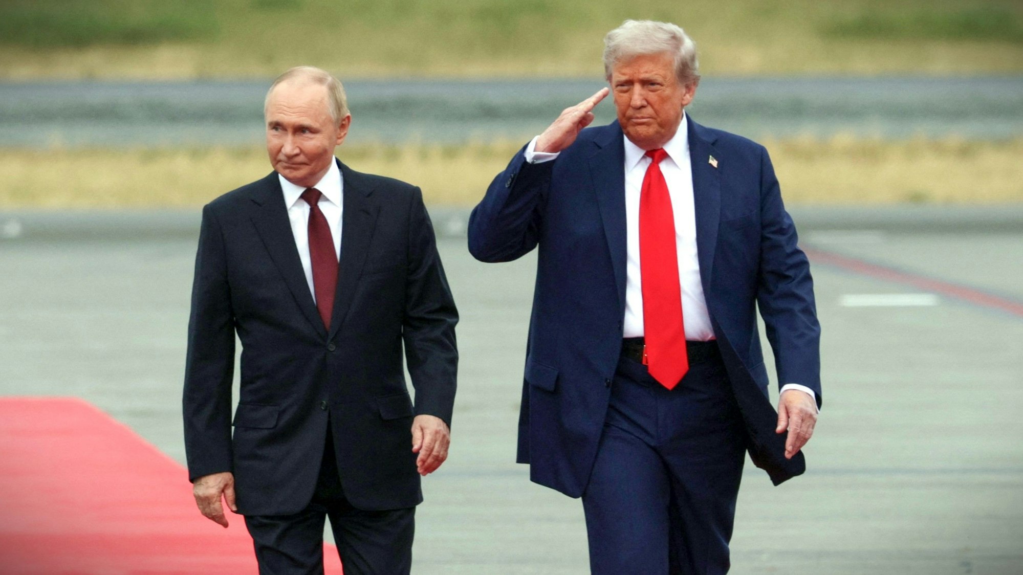 Kremlchef Wladimir Putin zusammen mit US-Präsident Donald Trump im August in Alaska. Der Amerikaner hat seine Gangart gegenüber Moskau seit dem Treffen deutlich verschärft. (Archivbild)