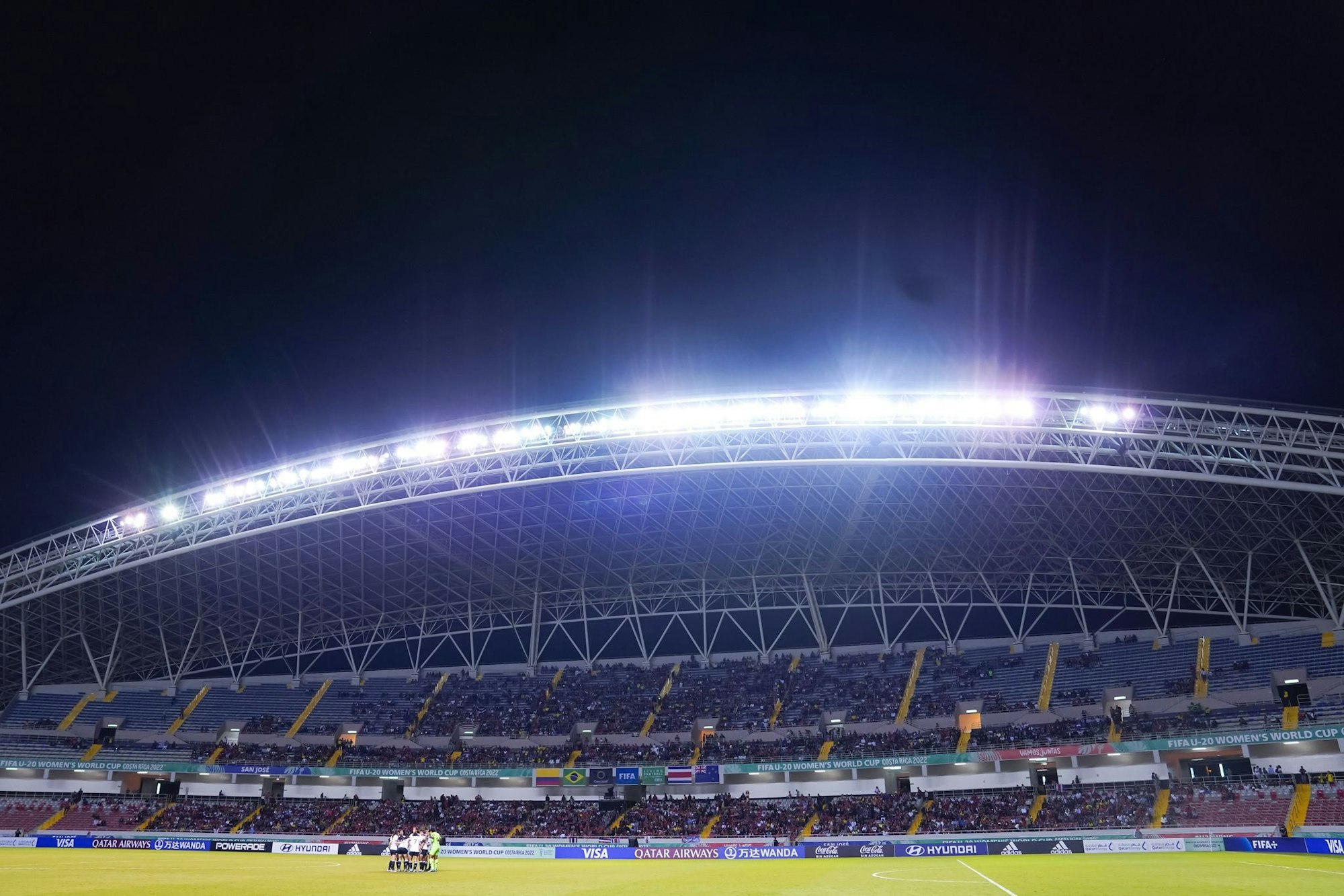Kurz vor dem Anpfiff im Nationalstadion von Costa Rica informieren Polizisten einen Nationalspieler über eine Unterhaltsklage gegen ihn. (Archivbild)