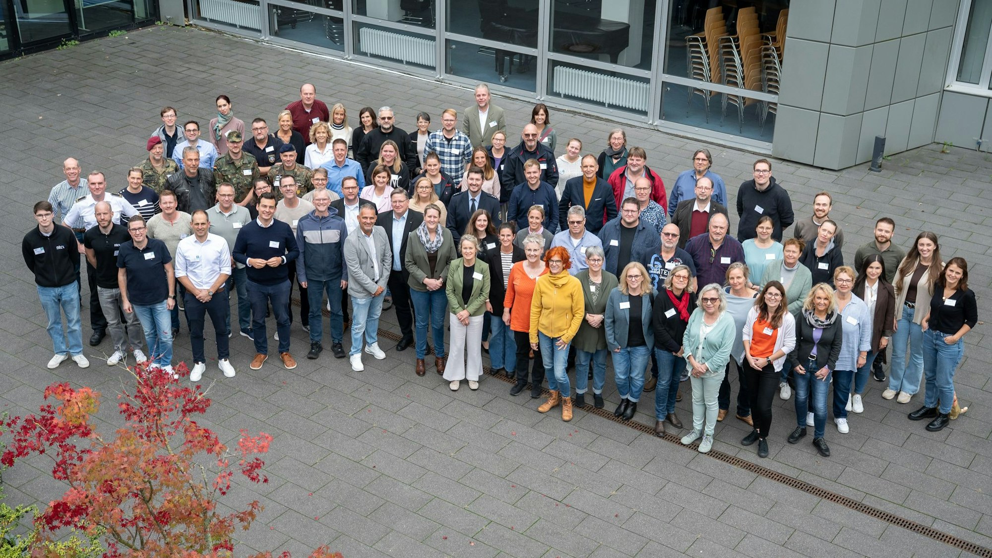 Die 90 Teilnehmenden der Übung für den Ernstfall stehen in einer großen Gruppe.