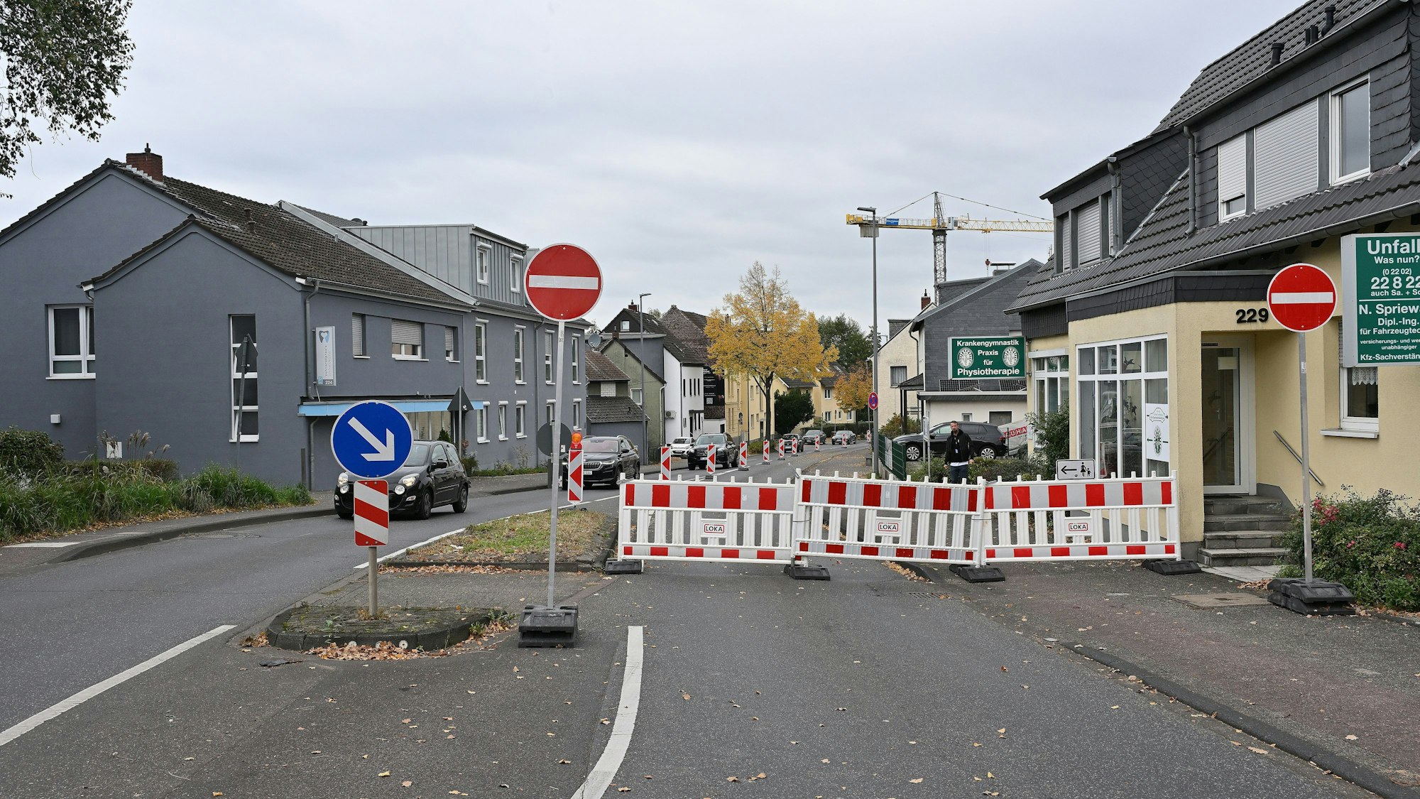 Wegen einer Baustelle ist die Bensberger Straße nur einspurig befahrbar.