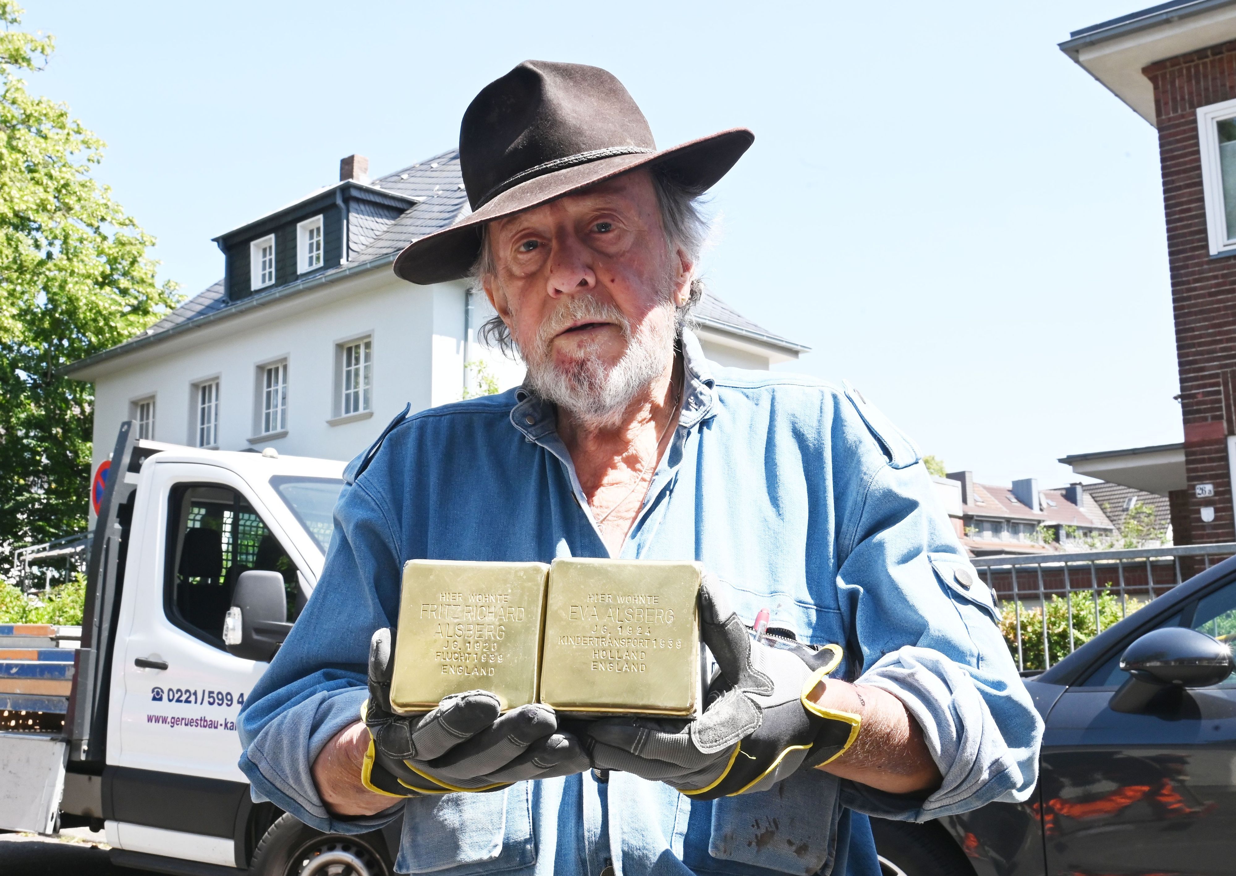 Neue Stolpersteine zur Erinnerung an deportierte Jüdinnen und Juden hat der Künstler Gunter Demnig in Köln verlegt. (Archivbild)