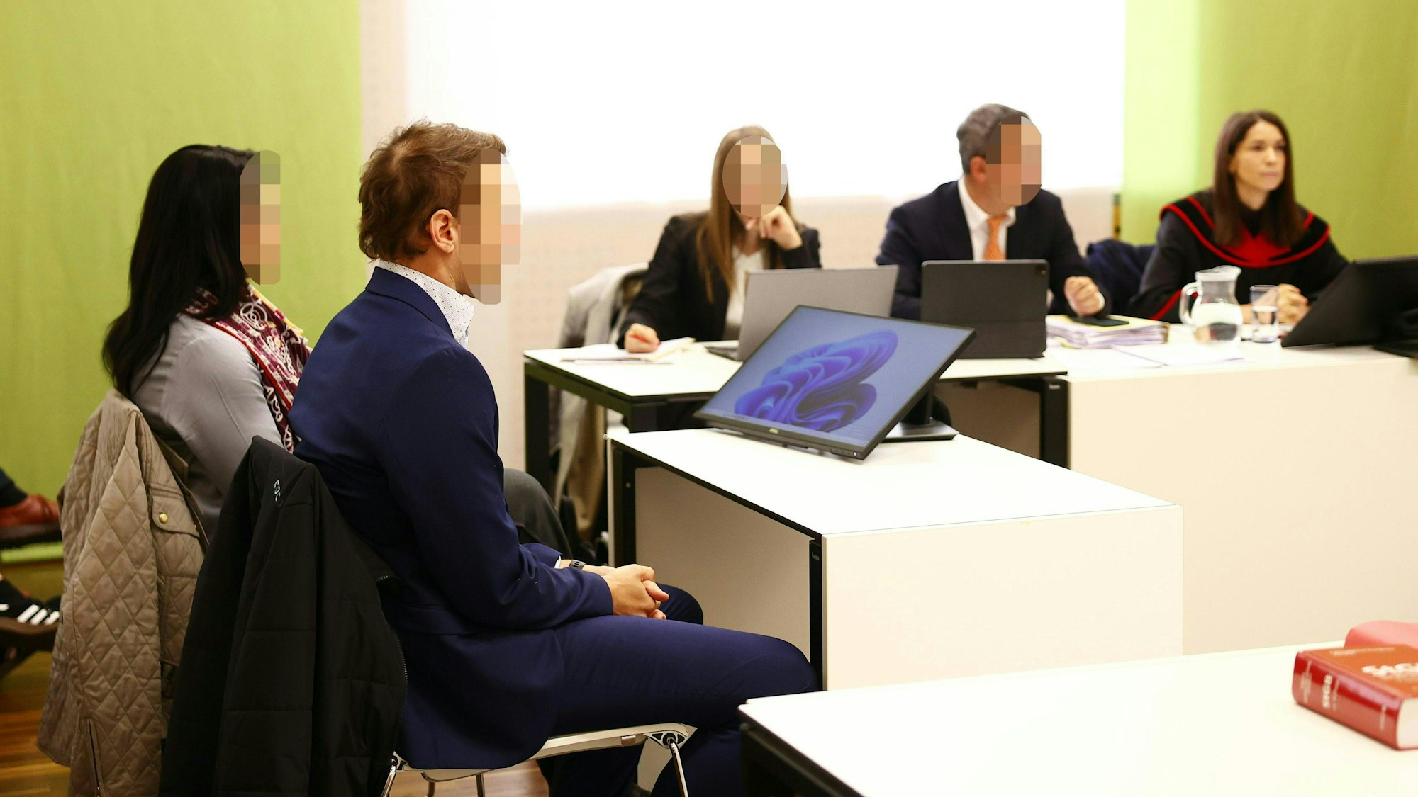 Graz: Die Angeklagten (l.) vor Beginn des Prozesses gegen zwei Chirurgen wegen Körperverletzung im Operationssaal am Landesgericht in Graz.