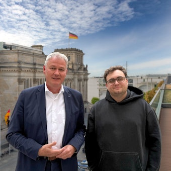 Zu sehen sind Carsten Brodesser und Jan Köstering (r.) vor dem Berliner Reichstag.