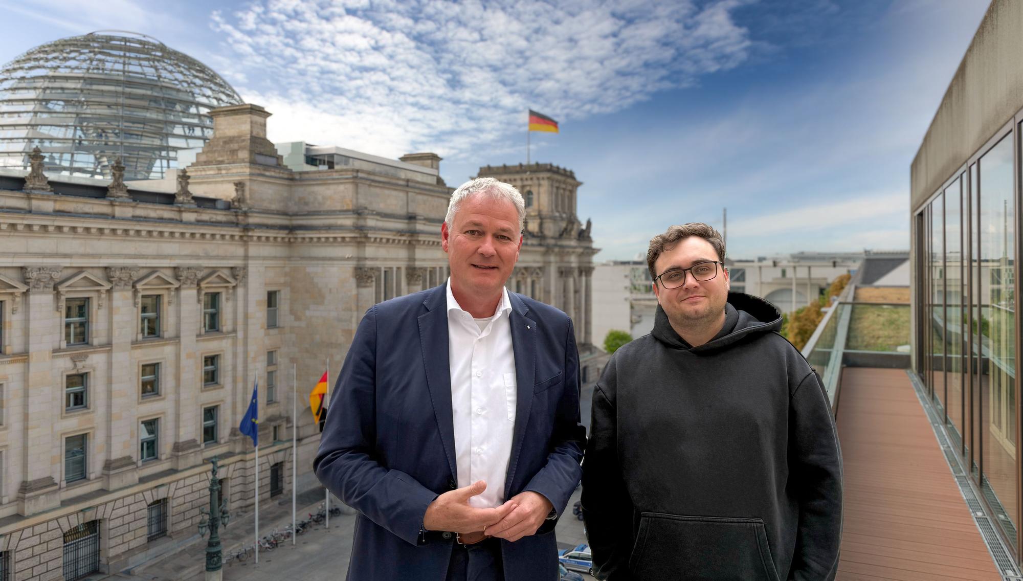 Zu sehen sind Carsten Brodesser und Jan Köstering (r.) vor dem Berliner Reichstag.