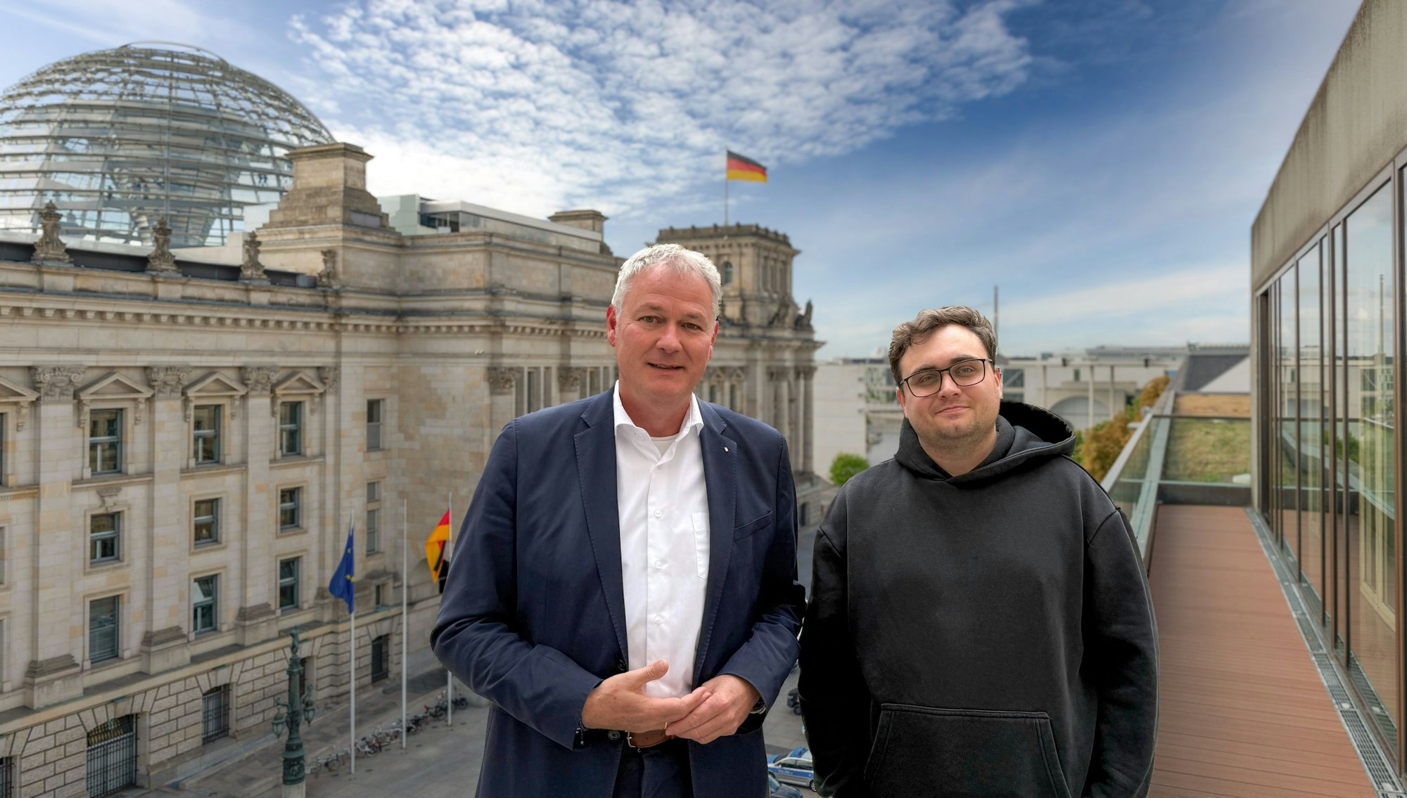 Zu sehen sind Carsten Brodesser und Jan Köstering (r.) vor dem Berliner Reichstag.