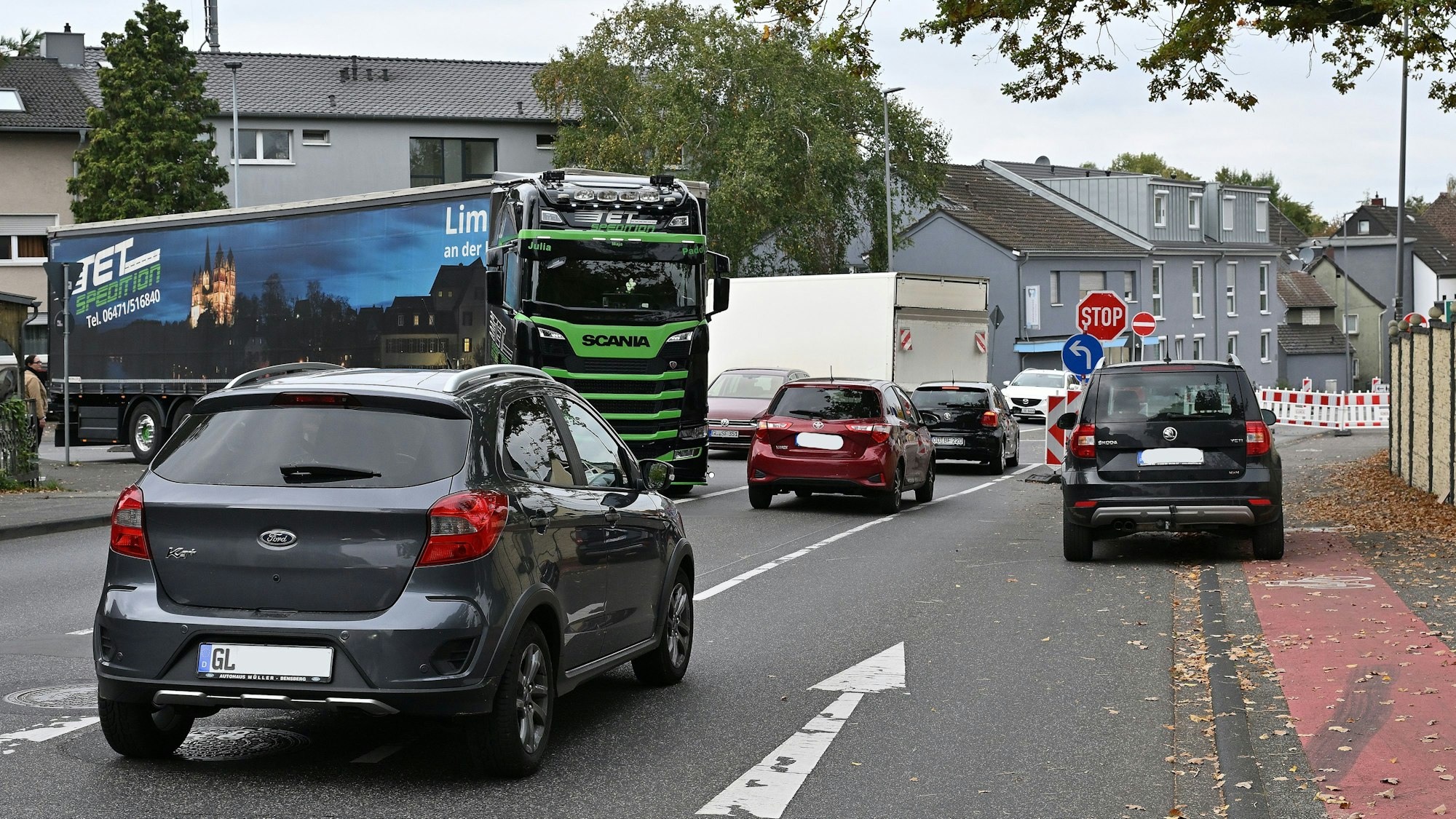 Autos stauen sich auf der Bensberger Straße.