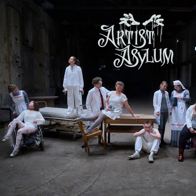 Die Darsteller in den Rollen von Patienten und Ärzten.