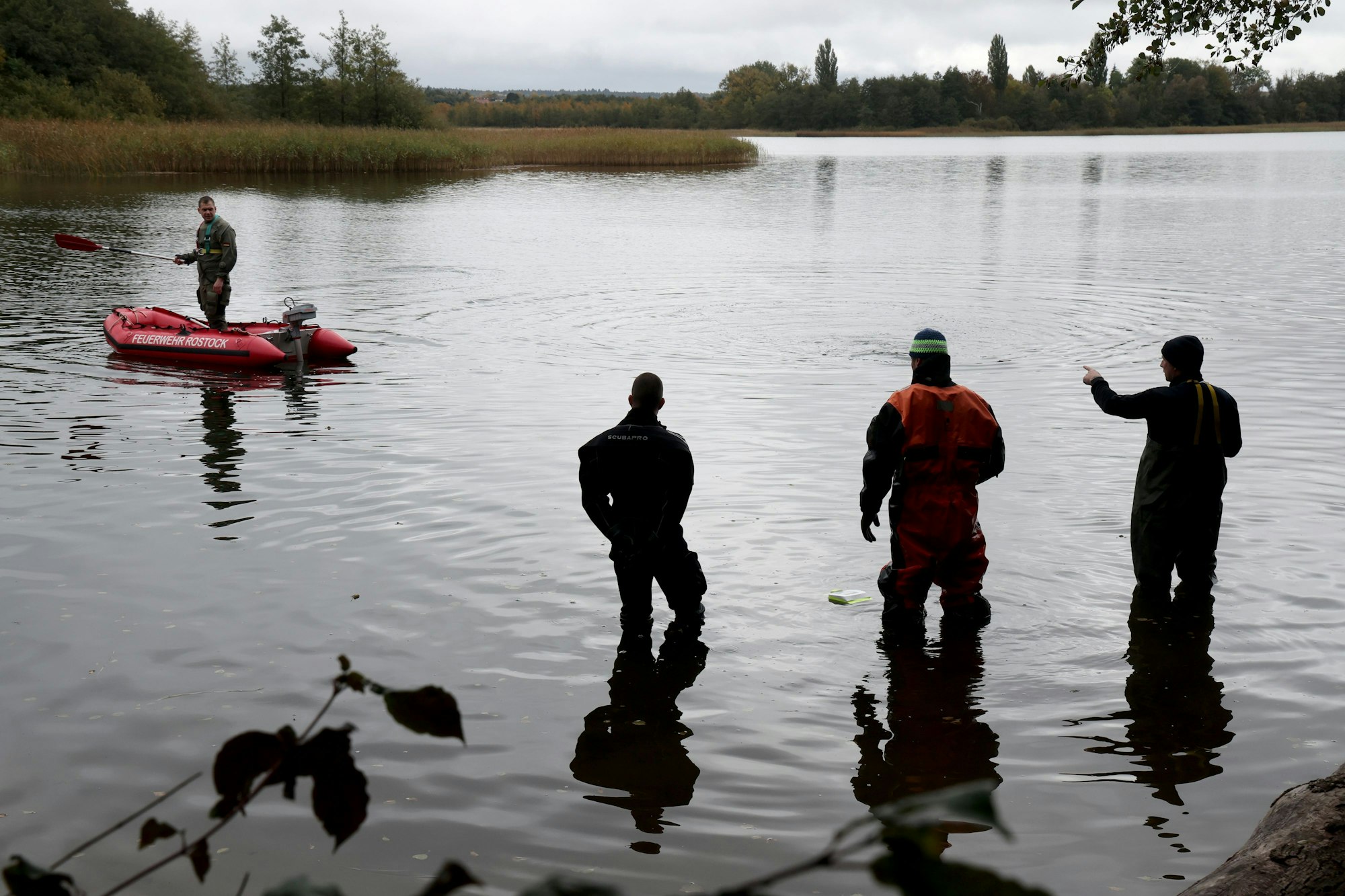 Bei der Suche nach dem vermissten achtjährigen Fabian wird der Uferbereich am Inselsee mit Schlauchbooten, Tauchern und Einsatzkräften in Wathosen durchkämmt.