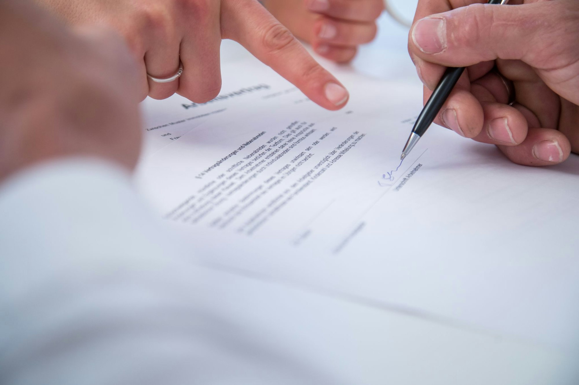 Wann endet das Arbeitsverhältnis? In kalendermäßig befristeten Verträgen muss das ausdrücklich festgehalten sein.