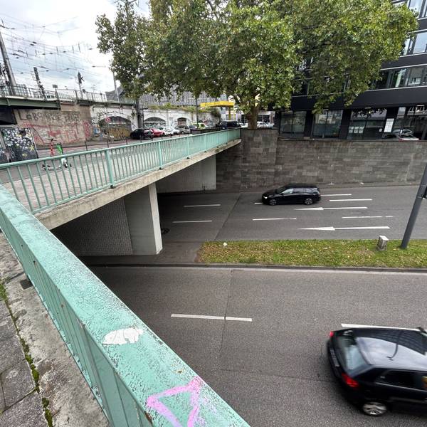 Von dieser Brücke warf der inzwischen gefasste Täter den Stein auf ein Auto.