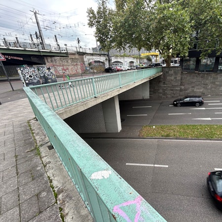 Von dieser Brücke warf der inzwischen gefasste Täter den Stein auf ein Auto.