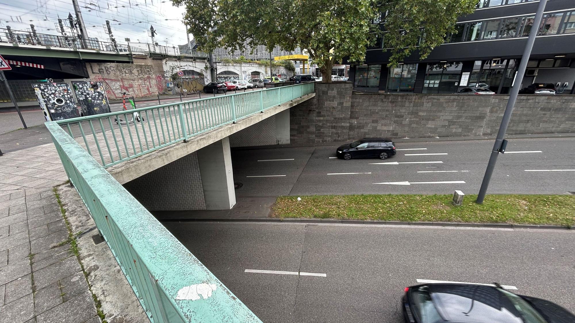 Von dieser Brücke warf der inzwischen gefasste Täter den Stein auf ein Auto.