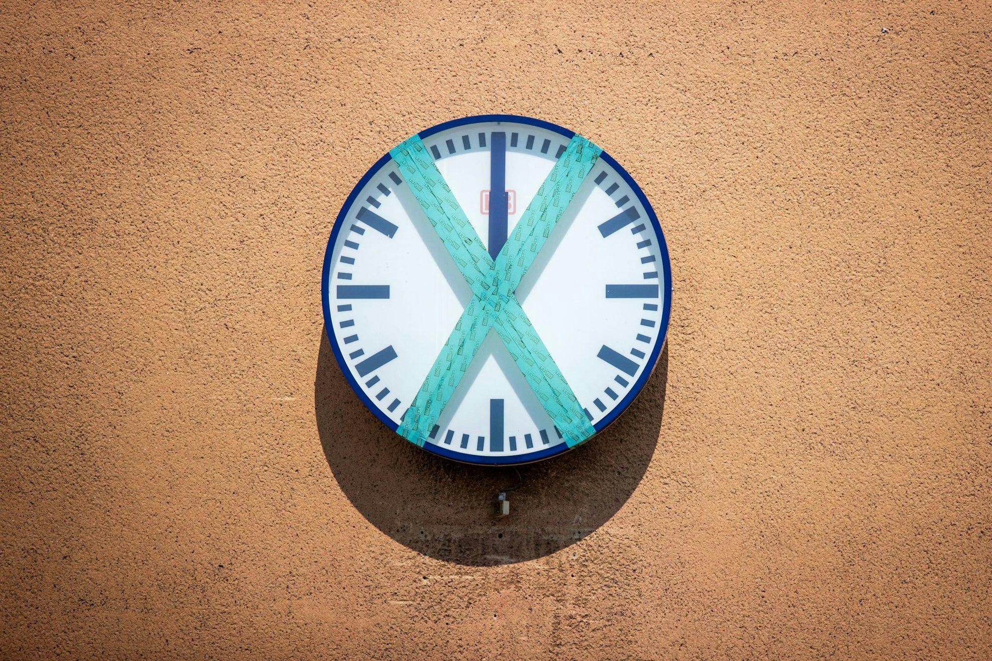Wann die Zeit im Unternehmen abläuft, ist bei befristeten Verträgen klar absehbar.