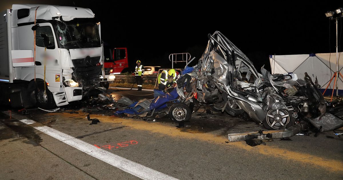 Bavaria: Fatal accident on the A3 - | Car crushed between trucks