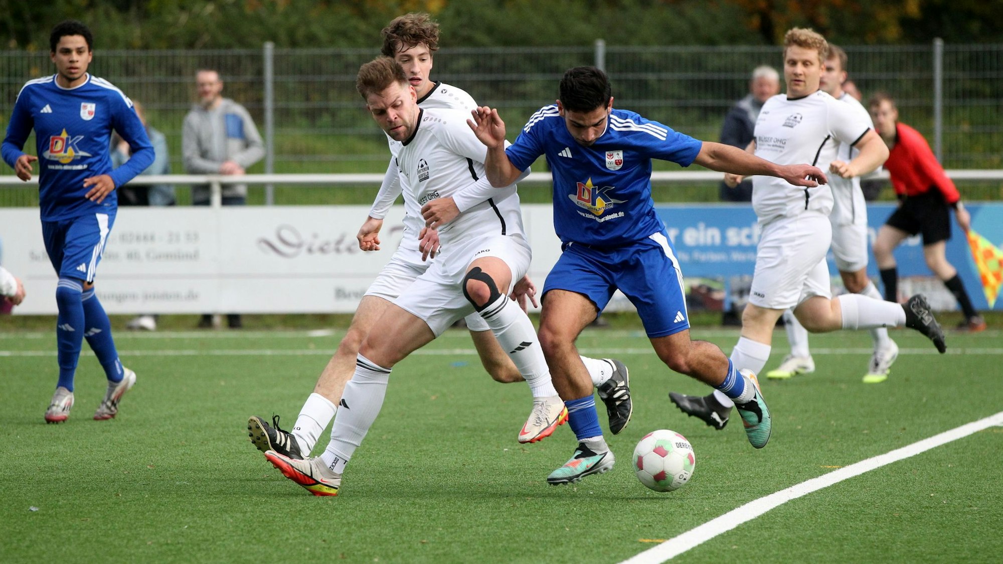 Das Bild zeigt den Spieler der SG Dahlem-Schmidtheim, der sich gegen einen Nierfelder Gegenspieler behauptet.