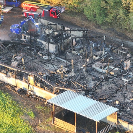 Blick auf die durch das Feuer zerstörte Halle (Luftaufnahme mit einer Drohne).