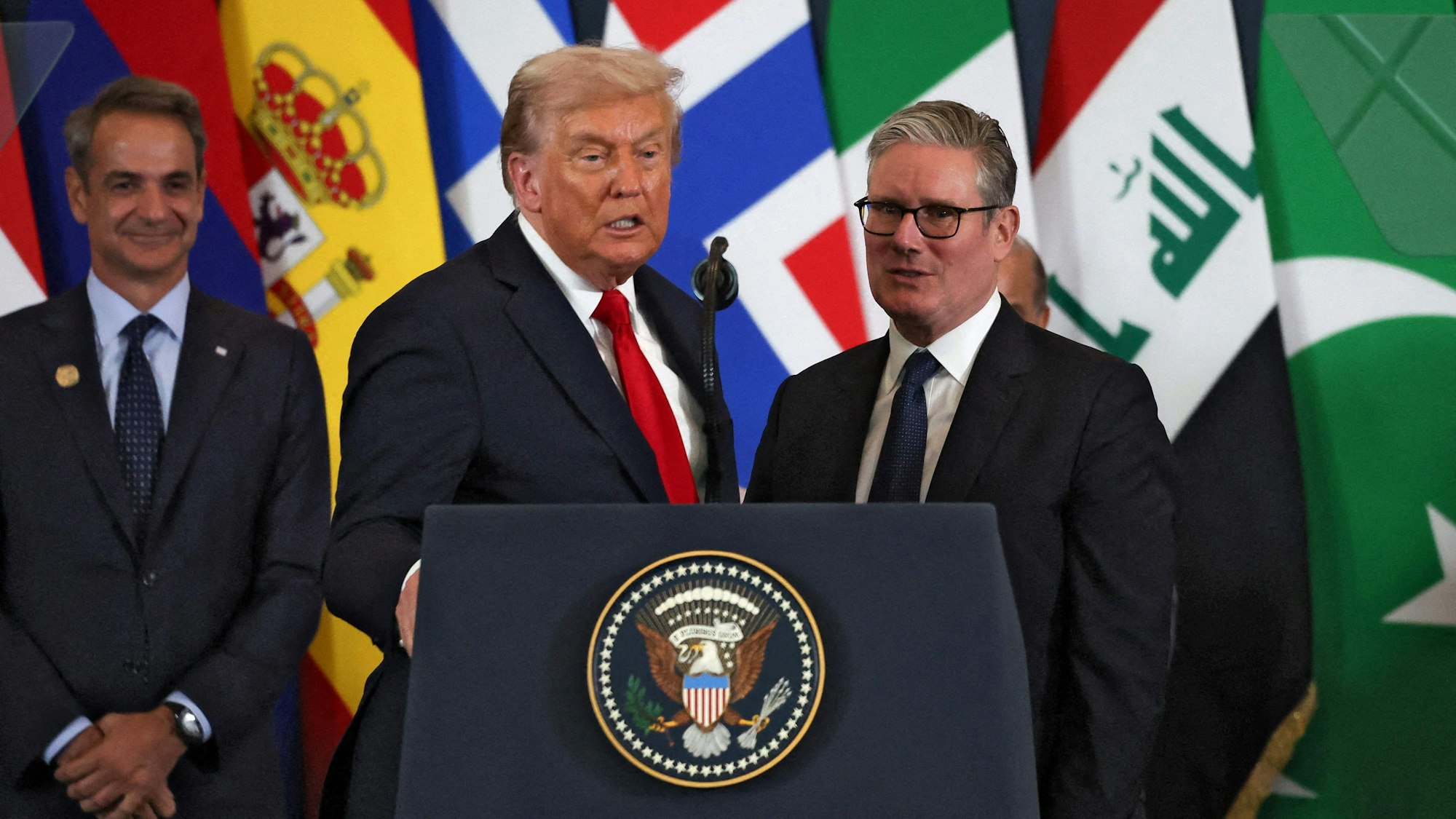 Der britische Premier Keir Starmer steht neben Trump. Die Szene erinnerte an einen Lehrer, der seinen Schüler an die Tafel bittet, um ihn dann wieder seines Platzes zu verweisen.