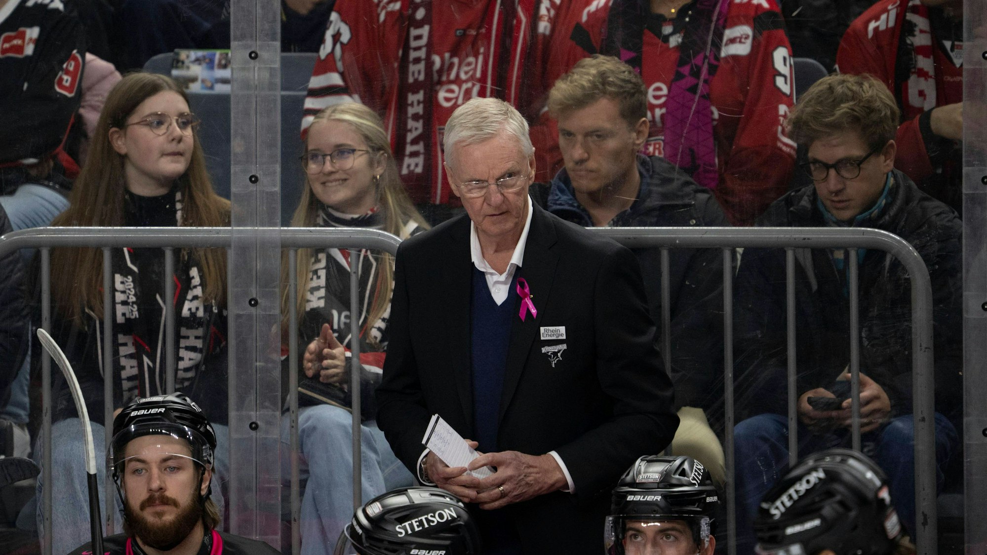 Kari Jalonen steht hinter Haie-Bank.