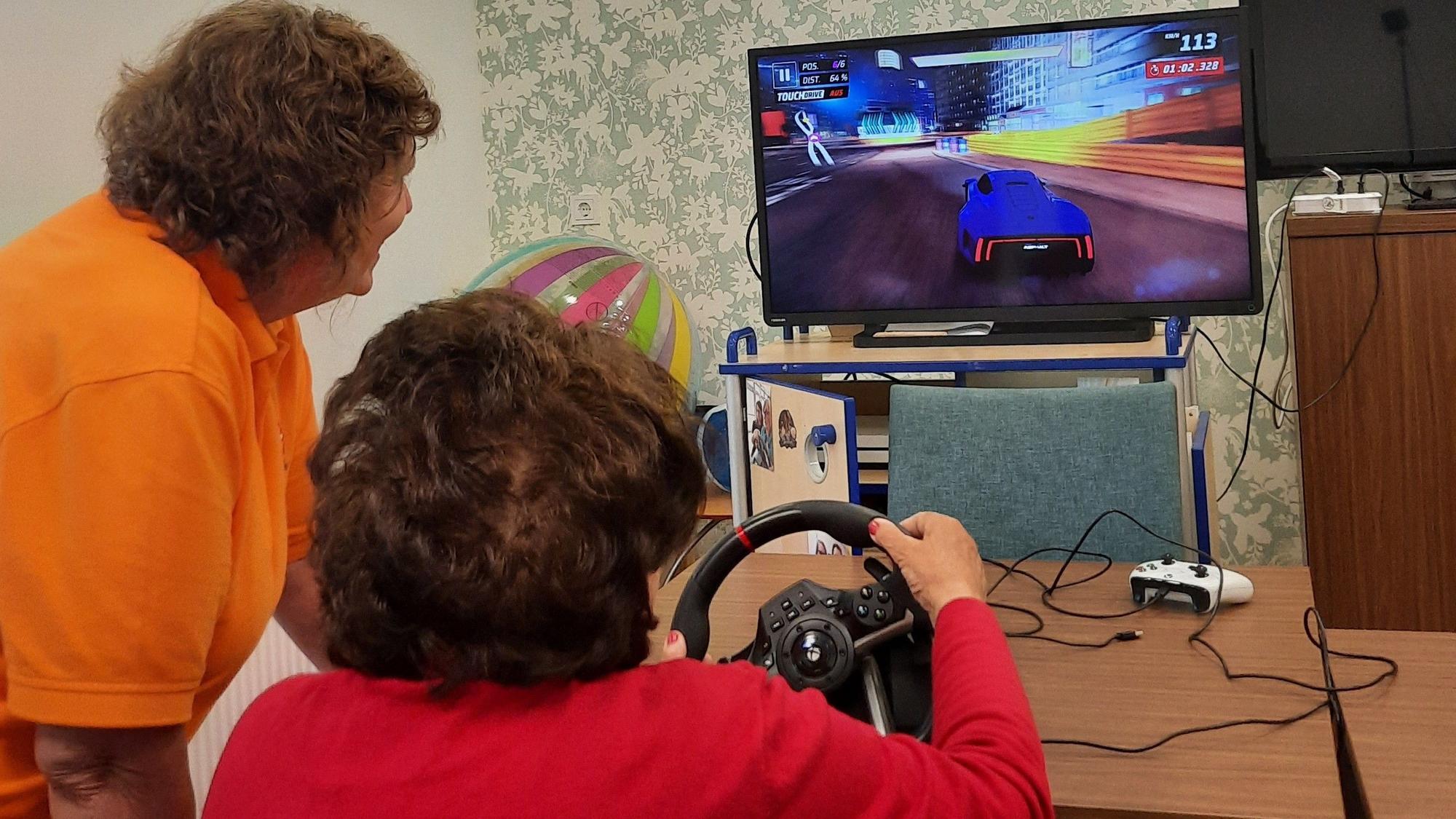 Eine Bewohnerin des Caritas-Altenzentrums St. Maternus spielt auf der Xbox-Konsole ein Rennwagenspiel.