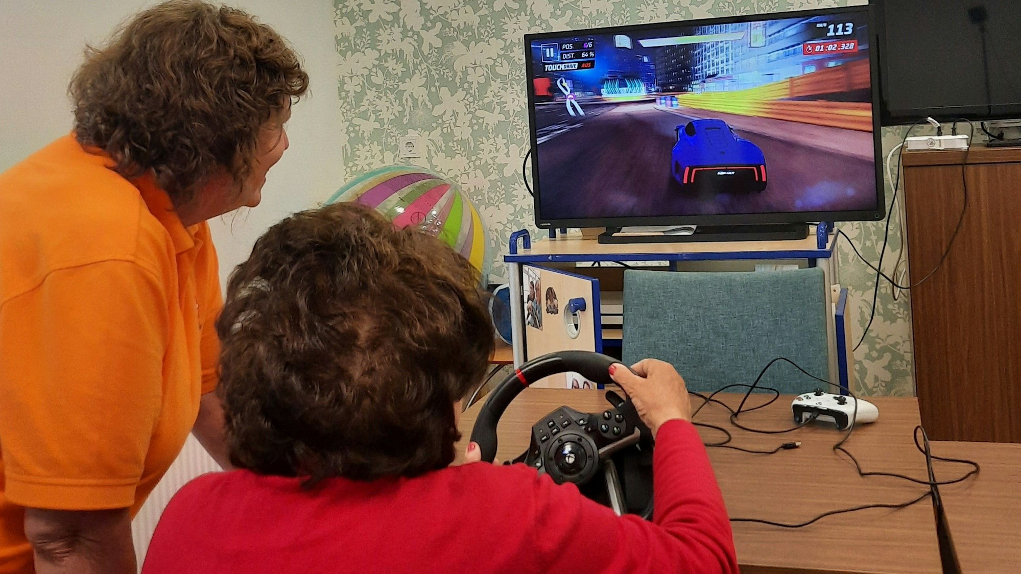 Eine Bewohnerin des Caritas-Altenzentrums St. Maternus spielt auf der Xbox-Konsole ein Rennwagenspiel.