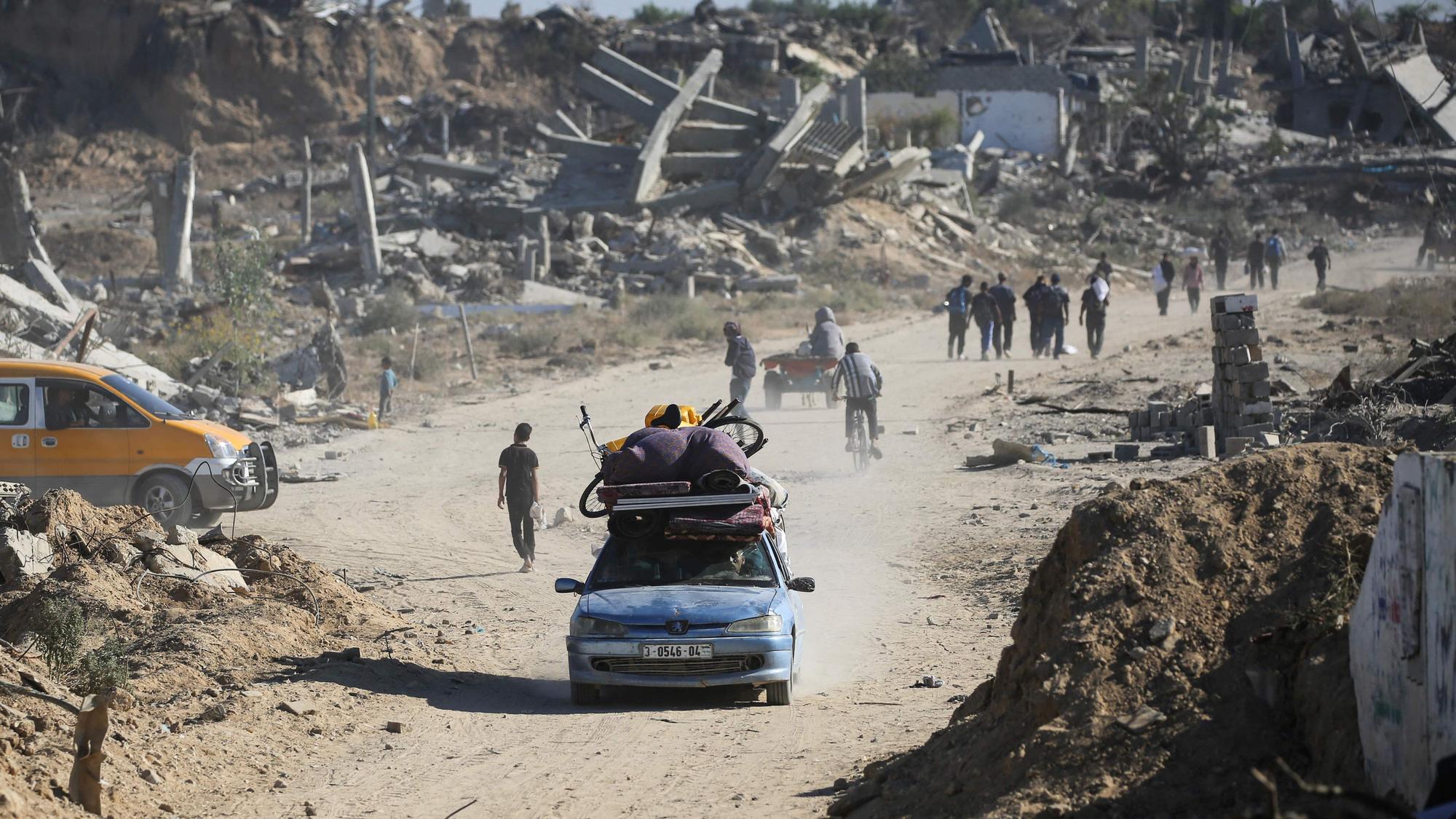 Palästinenser kehren in den in großen Teilen zerstörten Gazastreifen zurück. Trotz Waffenruhe kommt es derzeit noch zu Gewalt in dem Landstreifen. (Archivbild)