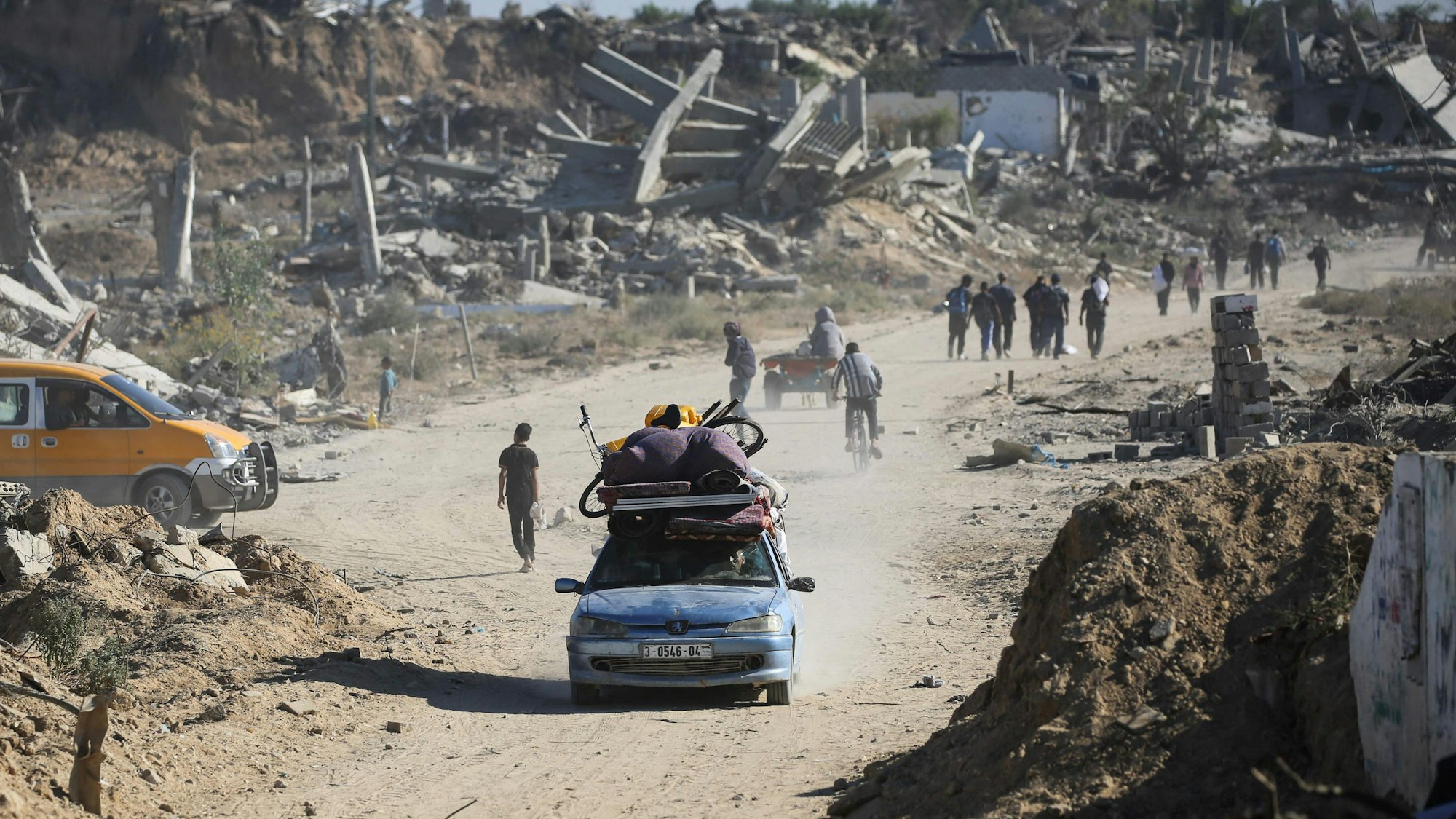 Palästinenser kehren in den in großen Teilen zerstörten Gazastreifen zurück. Trotz Waffenruhe kommt es derzeit noch zu Gewalt in dem Landstreifen. (Archivbild)