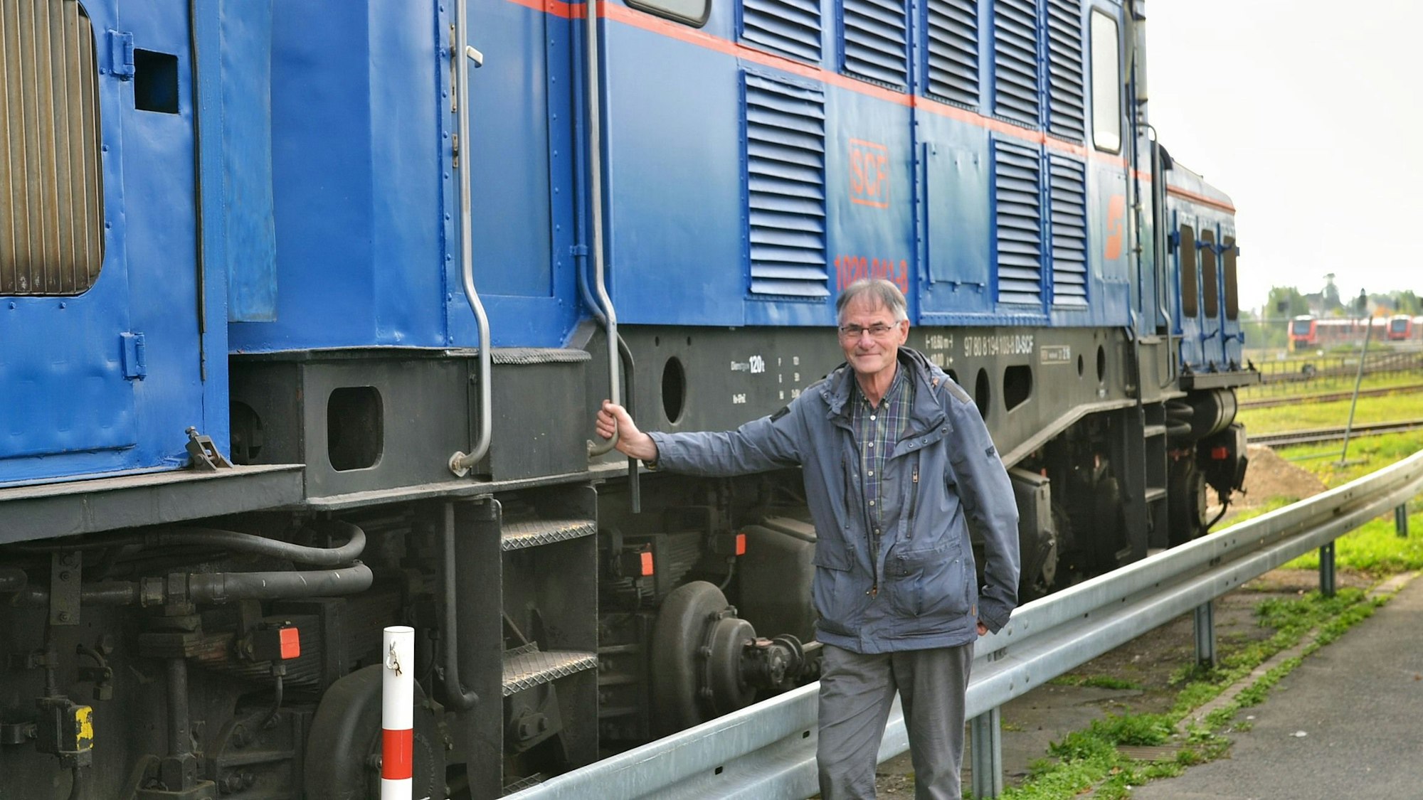 Peter Pierz steht an einer blauen Lokomotive.