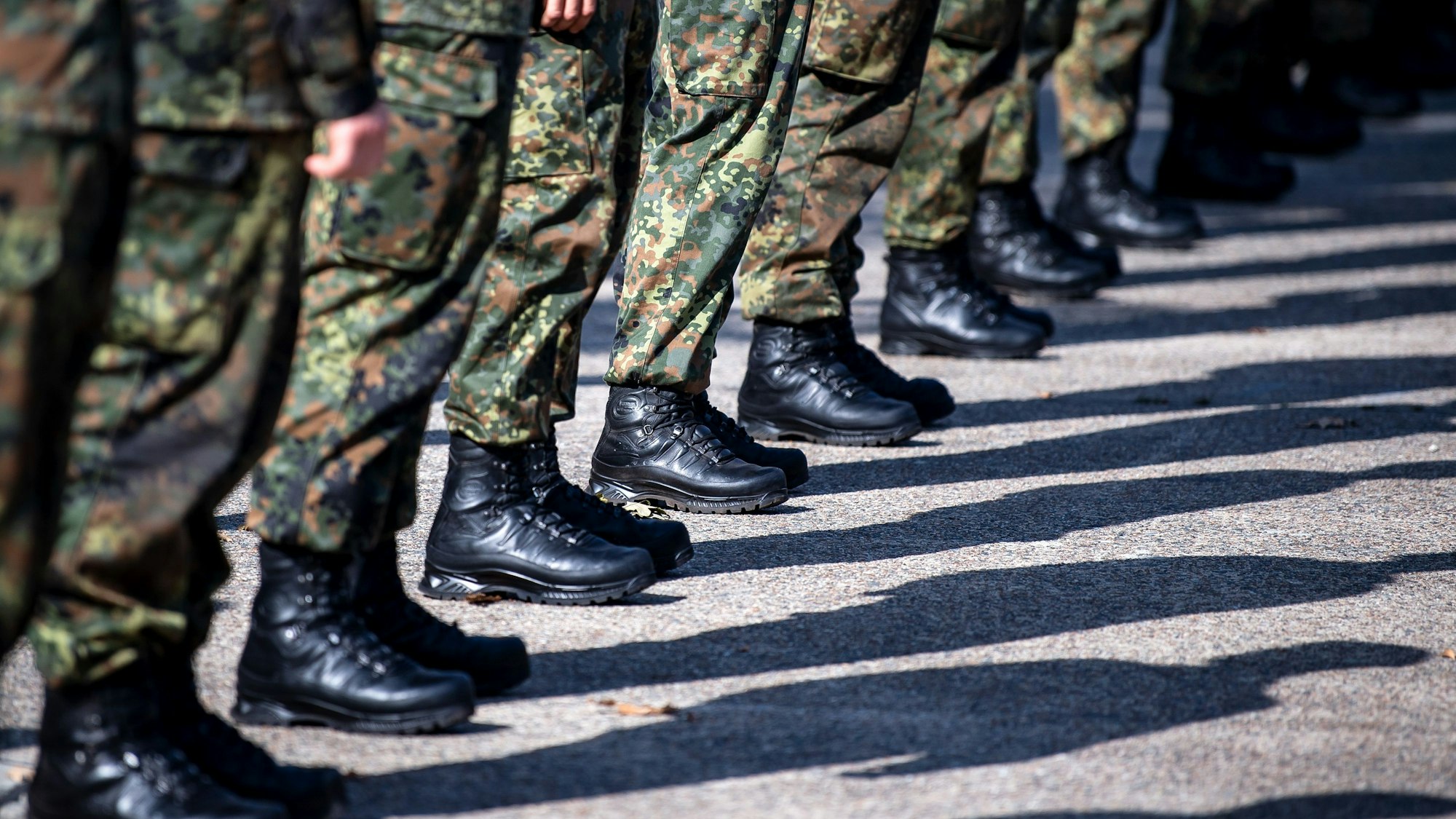 Soldaten der Bundeswehr stehen auf dem Appellplatz.
