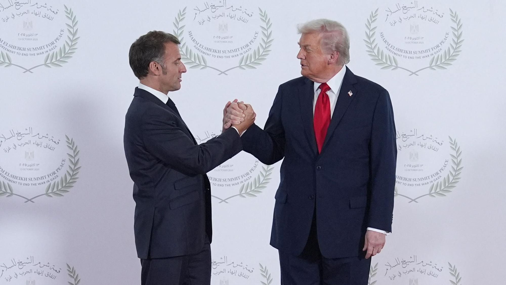 Emmanuel Macron und Donald Trump bei ihrem nicht ganz gewöhnlichen Handschlag.