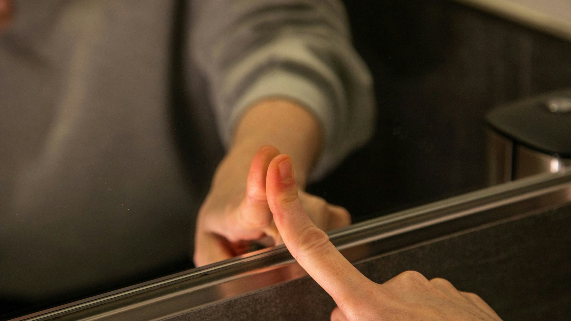 Lassen sich Fingerabdrücke am Spiegel mit Hilfe eines selbstgemachten Sprays vermeiden?