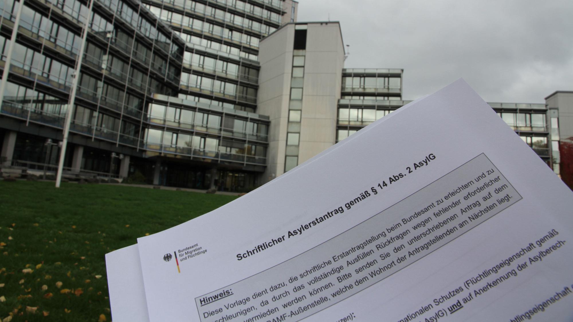 Ausdruck eines Asylantrags vor dem Kreishaus in Rhein-Sieg