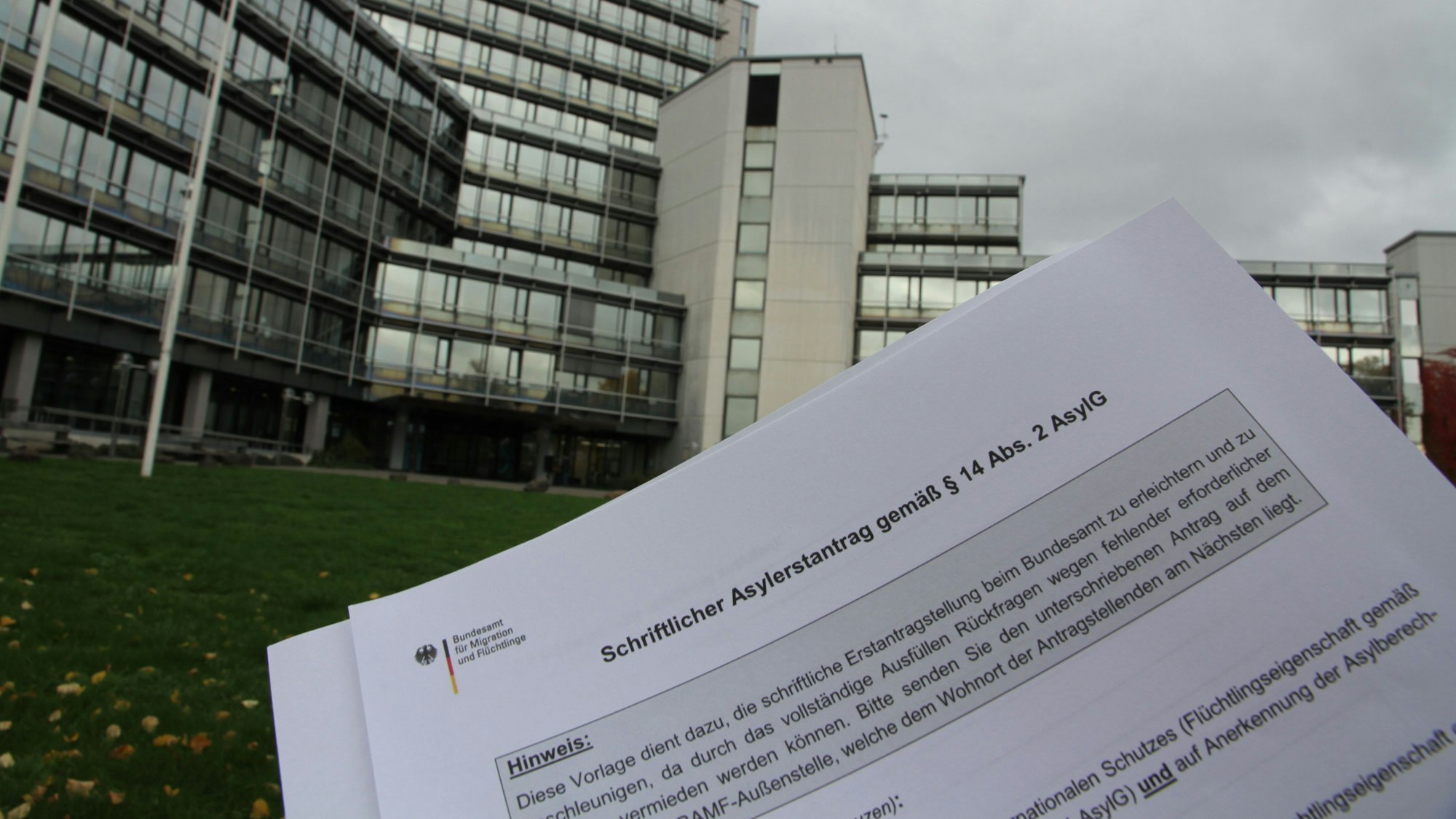 Ausdruck eines Asylantrags vor dem Kreishaus in Rhein-Sieg