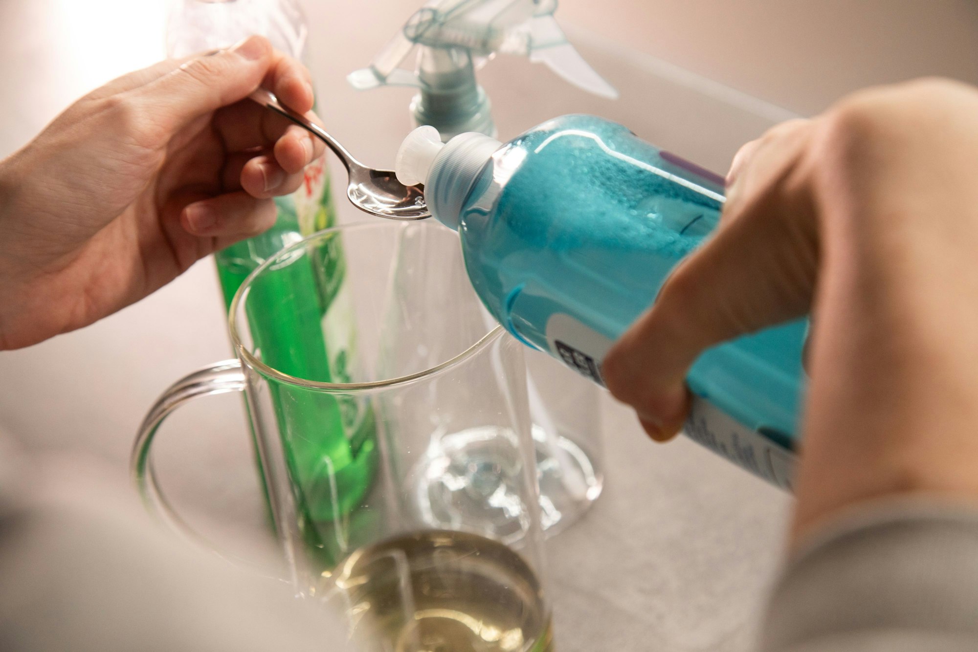 Schritt 2: Einen halben Teelöffel Klarspüler dazugeben.