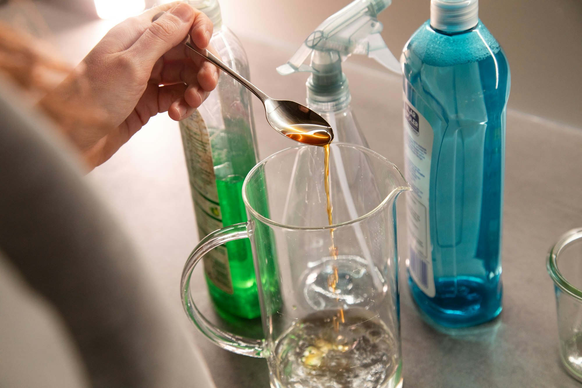 Schritt 1: Einen Teelöffel Essig zu 200 Millilitern Wasser geben.