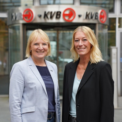 Stefanie Haaks und Sandra Rosenthal vor der KVB