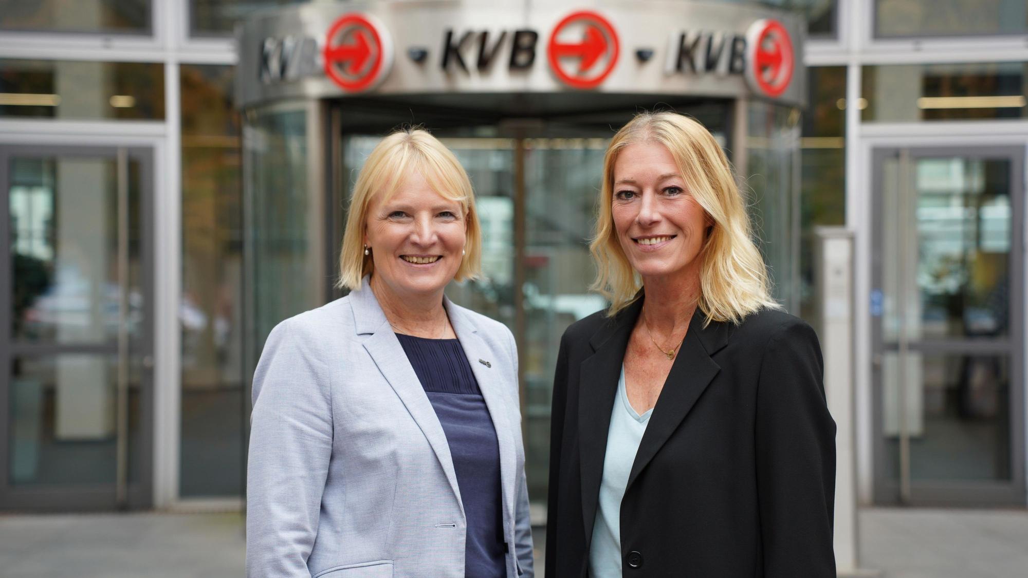 Stefanie Haaks und Sandra Rosenthal vor der KVB