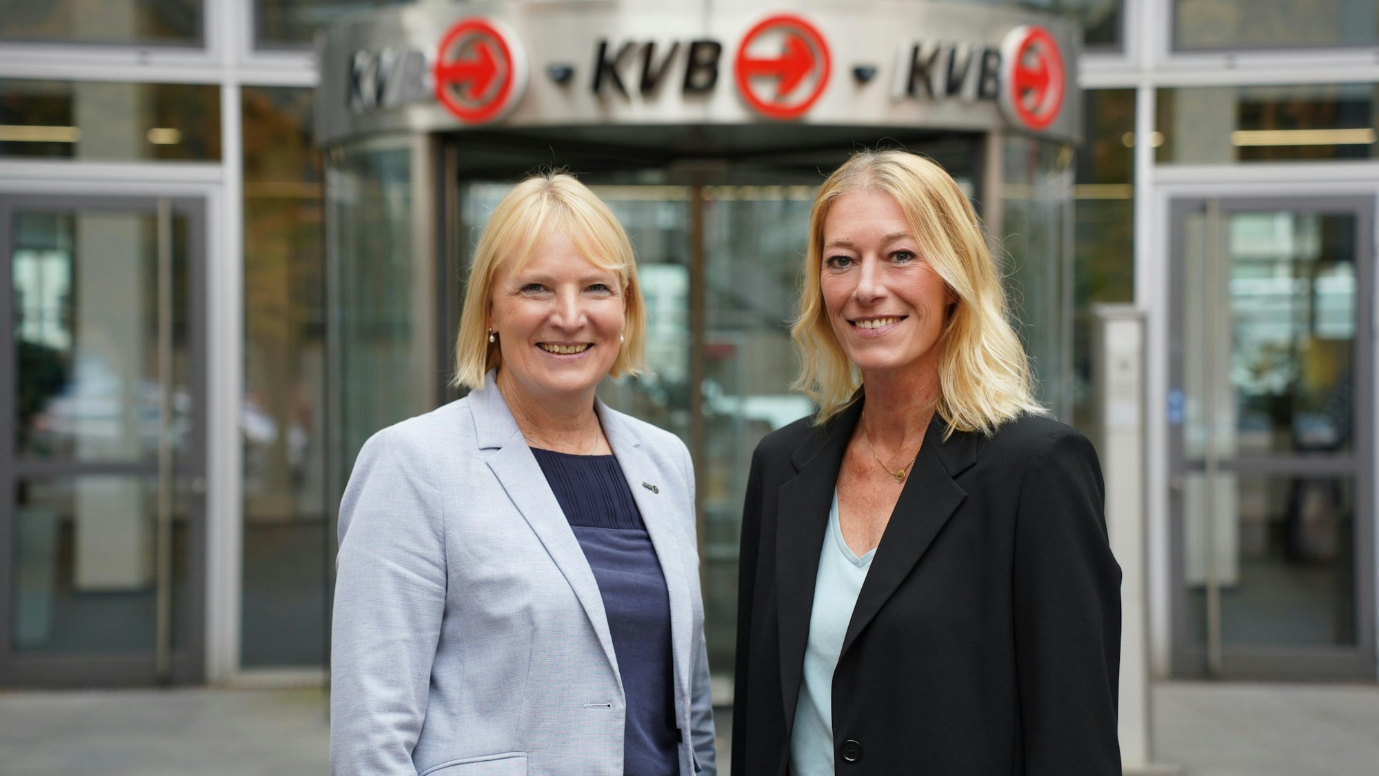 Stefanie Haaks und Sandra Rosenthal vor der KVB