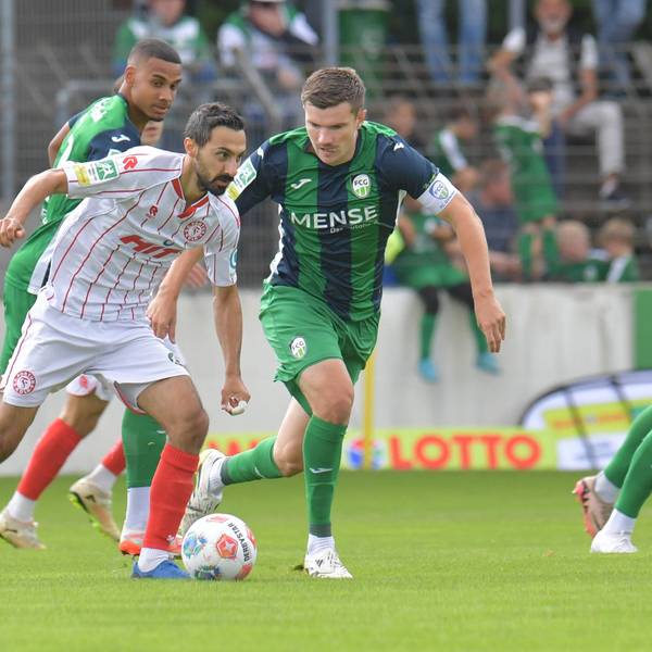 23.08.2025, GER, Fussball, Regionalliga West, Saison 2025/2026, 05. Spieltag, Ohlendorf Stadion im Heidewald, Gütersloh FC Gütersloh - SC Fortuna Köln 1 : 1 Björn Rother FC Gütersloh, rechts gegen Rafael Garcia SC Fortuna Köln, Aktion, Duell, Zweikampf *** 23 08 2025, GER, Soccer, Regionalliga West, Season 2025 2026, 05 Matchday, Ohlendorf Stadion im Heidewald, Gütersloh FC Gütersloh SC Fortuna Köln 1 1 Björn Rother FC Gütersloh, right against Rafael Garcia SC Fortuna Köln , action, duel, duel