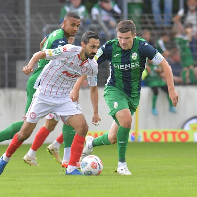 23.08.2025, GER, Fussball, Regionalliga West, Saison 2025/2026, 05. Spieltag, Ohlendorf Stadion im Heidewald, Gütersloh FC Gütersloh - SC Fortuna Köln 1 : 1 Björn Rother FC Gütersloh, rechts gegen Rafael Garcia SC Fortuna Köln, Aktion, Duell, Zweikampf *** 23 08 2025, GER, Soccer, Regionalliga West, Season 2025 2026, 05 Matchday, Ohlendorf Stadion im Heidewald, Gütersloh FC Gütersloh SC Fortuna Köln 1 1 Björn Rother FC Gütersloh, right against Rafael Garcia SC Fortuna Köln , action, duel, duel