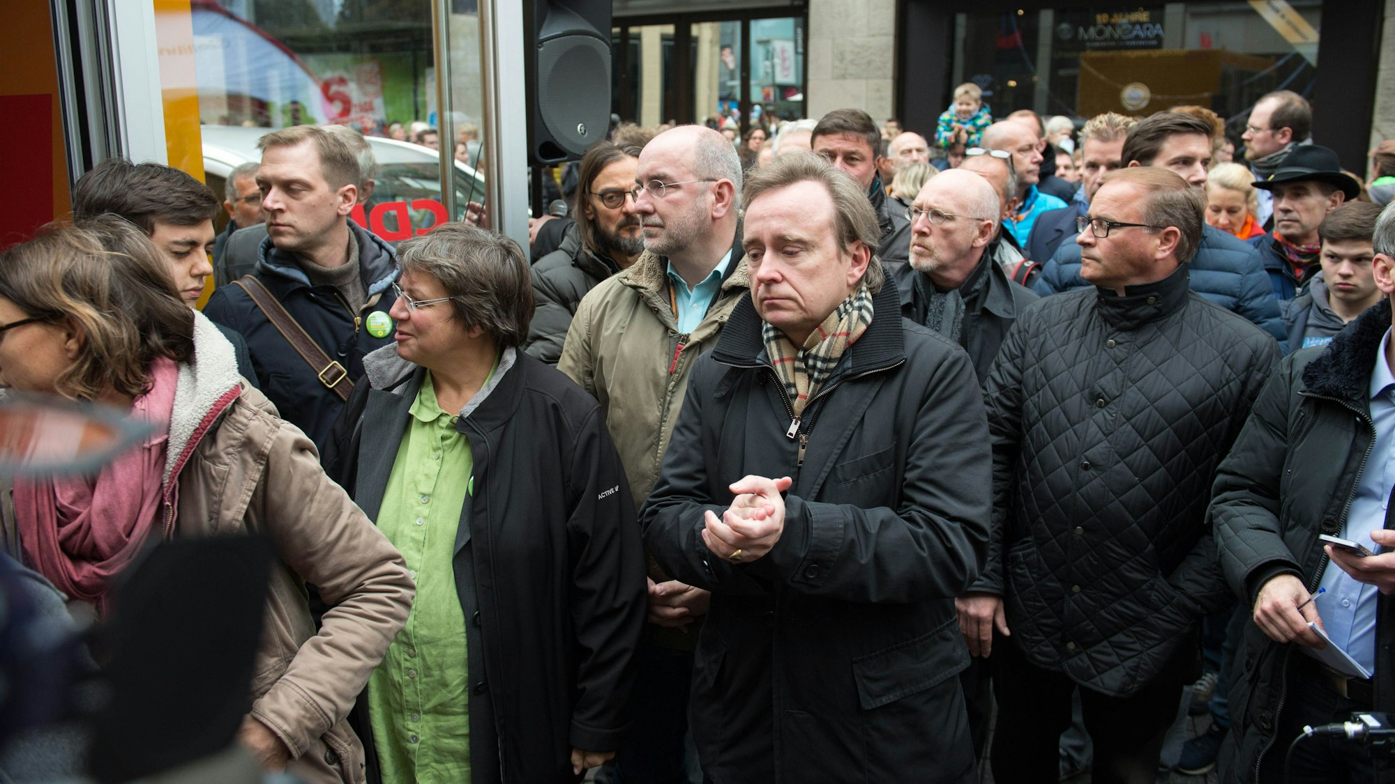 Marlis Bredehorst (Grüne/3. v.l.), Ralf Sterck (FDP 4..v.l.), Bernd Petelkau (CDU / m.) sowie Christian Möbius bekunden mit vielen anderen Menschen ihre Anteilnahme.
