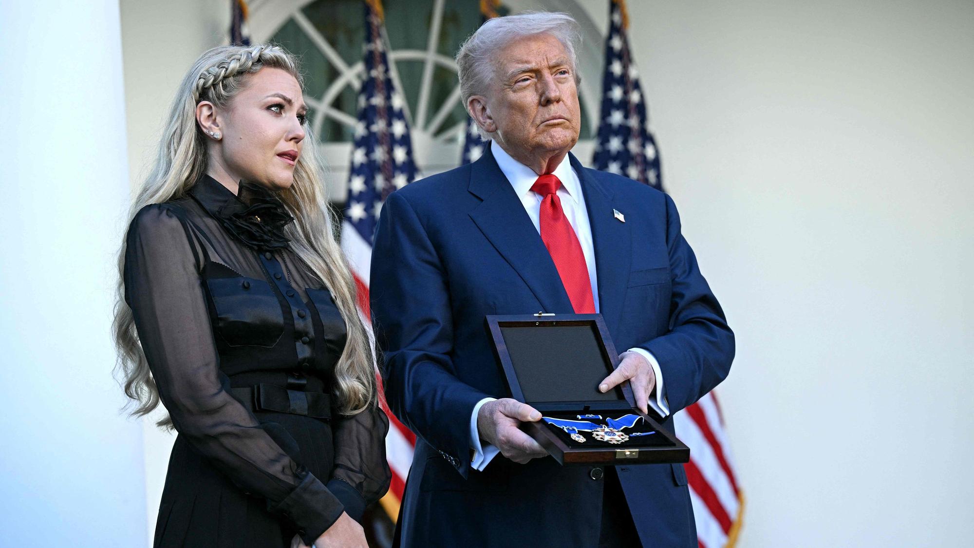 US-Präsident Donald Trump (r.) zusammen mit Charlie Kirks Witwe Erika bei der posthumen Verleihung der Freiheitsmedaille. (Archivbild)