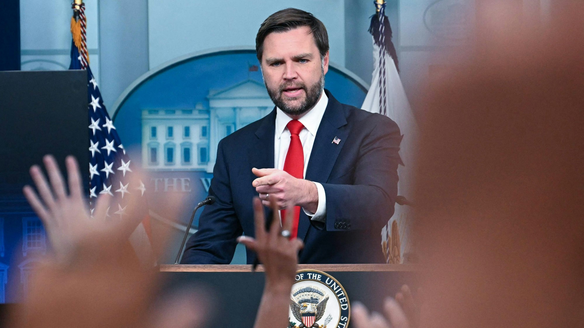 US-Vizepräsident J. D. Vance reagiert betont unbeeindruckt auf die Enthüllungen über eine republikanische Chatgruppe. (Archivbild)