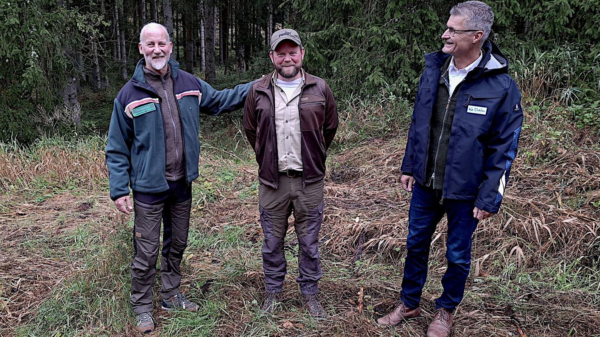 Achim Schmitz, Jens Brinkmann und Jan Lembach (v.l.) stehen im Wald.