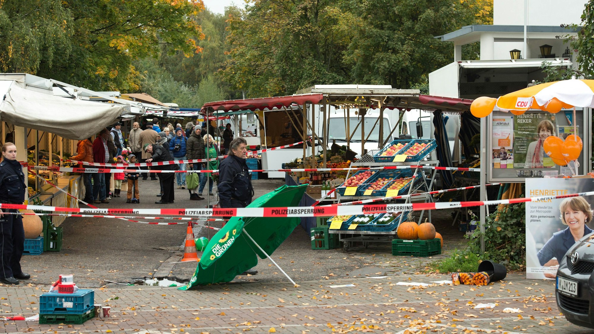 Spuren einer Tat: Am Morgen des 17. Oktober 2015 um kurz nach 9 Uhr stach Frank S. an einem Marktstand in Braunsfeld auf Henriette Reker ein.