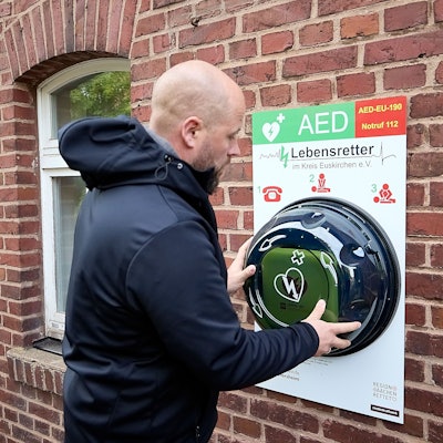 Die Handhabung des Defibrillators zeigt Manfred Bissinger vom Verein Lebensretter im Kreis Euskirchen.