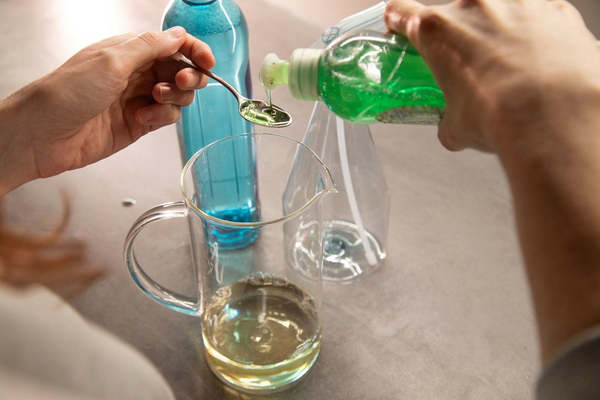 Schritt 3: Einen halben Teelöffel Spülmittel dazugeben.